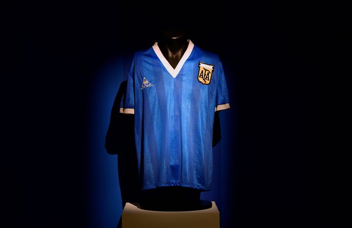 Η φανέλα που φορούσε ο Αργεντινός ποδοσφαιριστής Ντιέγκο Μαραντόνα στον προημιτελικό του Παγκοσμίου Κυπέλλου του 1986 εναντίον της Αγγλίας παρουσιάζεται πριν δημοπρατηθεί από τον οίκο Sotheby's, στο Λονδίνο, Βρετανία, στις 20 Απριλίου 2022.