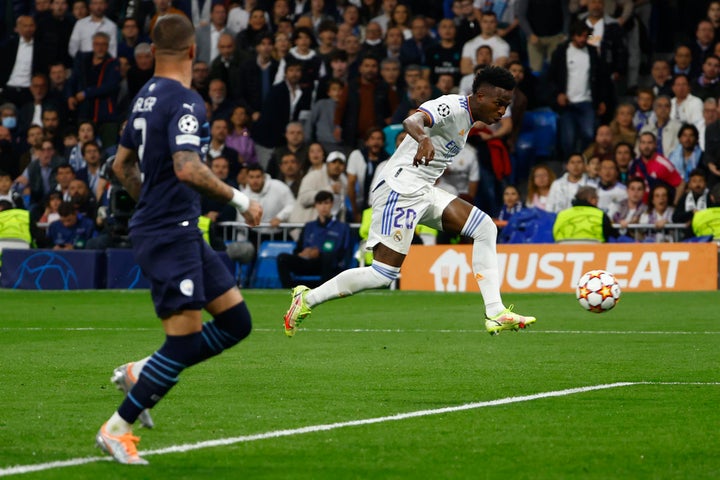 El delantero del Real Madrid Vinicius Junior (d) juega un balón ante Kyle Walker, del Manchester City, durante el partido de semifinales de la Liga de Campeones que disputan este miércoles en el estadio Santiago Bernabéu, en Madrid. EFE/Sergio Pérez