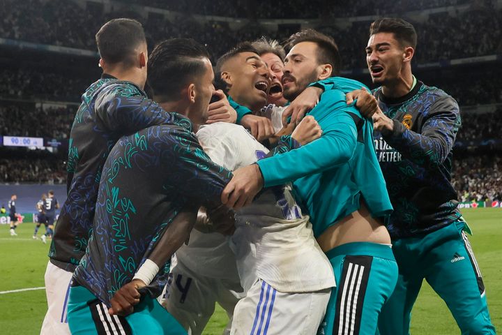 Los jugadores del Real Madrid celebran el segundo gol del equipo madridista durante el encuentro correspondiente a la vuelta de las semifinales de la Liga de Campeones que disputan hoy miércoles frente al Manchester City en el estadio Santiago Bernabéu, en Madrid. EFE/Juanjo Martín.