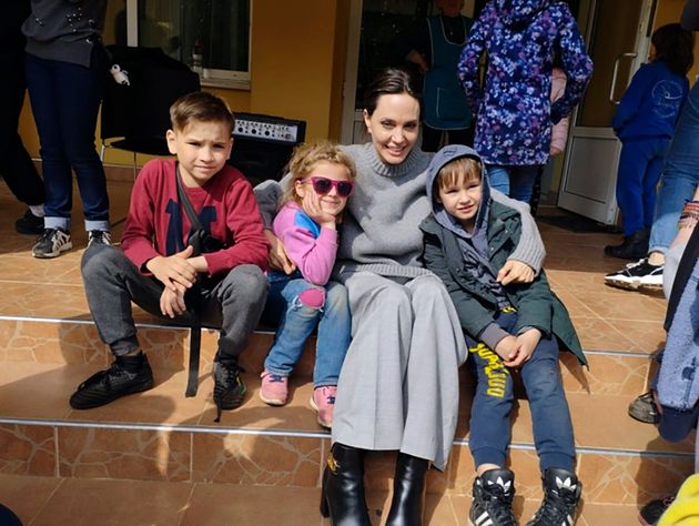 アンジェリーナ・ジョリーさんとリヴィウの子どもたち（2022年4月30日撮影）