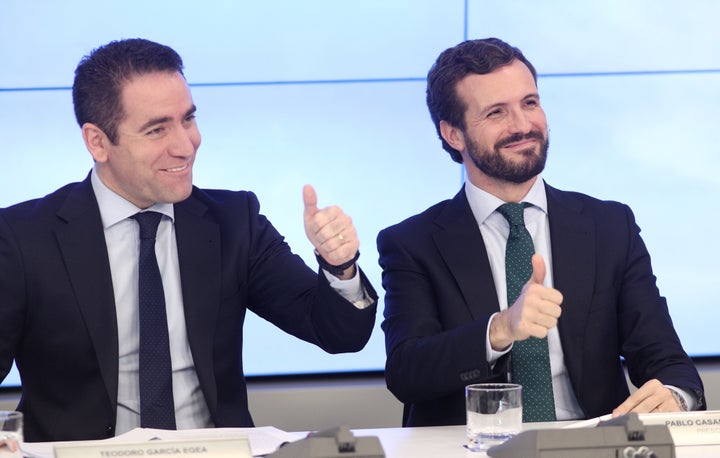 De izquierda a derecha, Teodoro García Egea y Pablo Casado