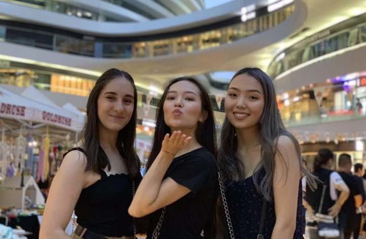 Paula, izquierda, con sus dos mejores amigas (de Kazajistán y Mongolia) en un centro comercial de Pekín.