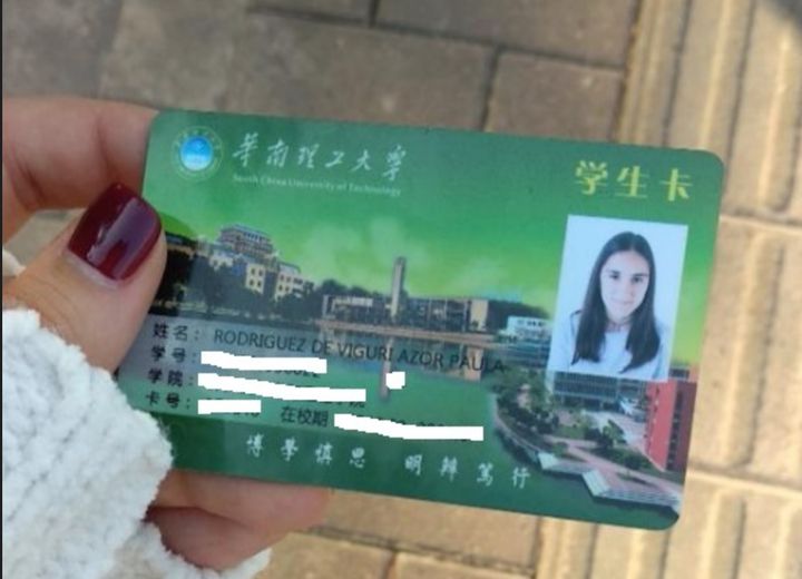 La tarjeta de la universidad china de Paula.