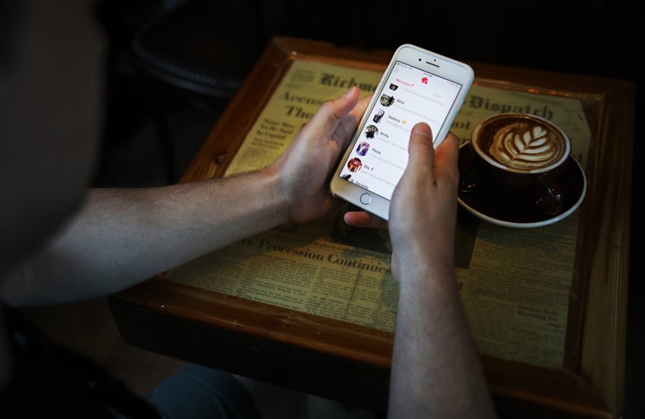 Un usuario de Tinder ojea sus mensajes