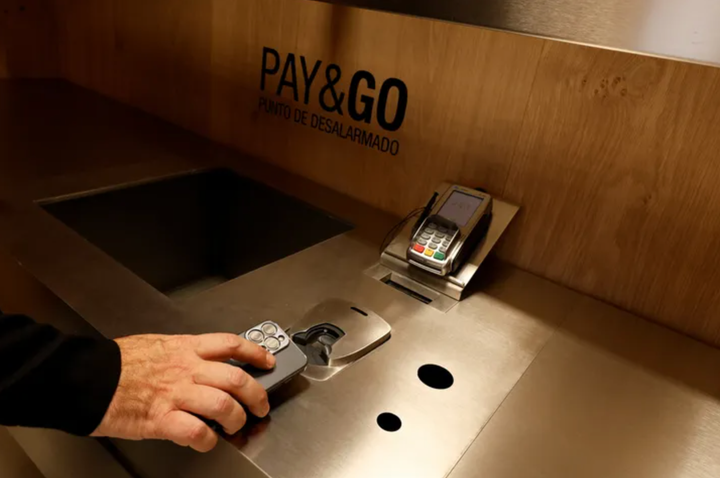El sistema PAY&GO en la tienda de Zara de Plaza España.