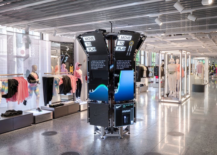 La tienda de Nike en París, con una zona interactiva en la sección de niños.