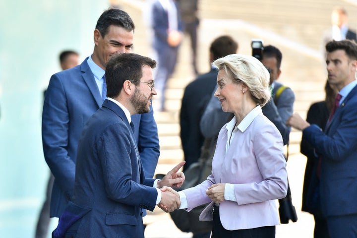 Aragonès saluda a Von der Leyen en presencia de Sánchez.