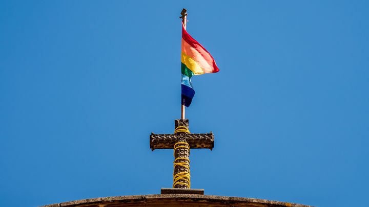 Bandera LGTBI en una iglesia.
