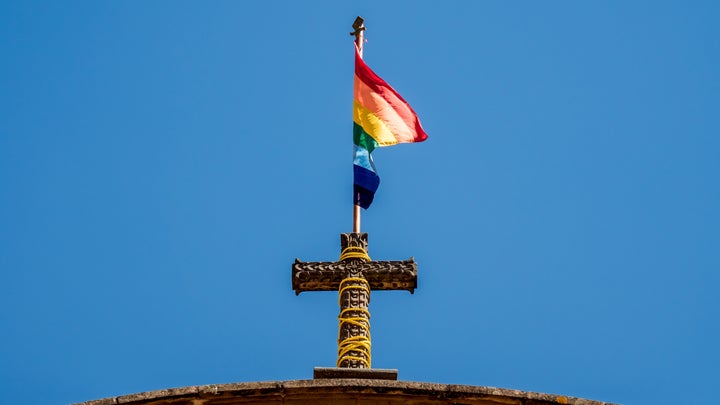 Bandera LGTBI en una iglesia.