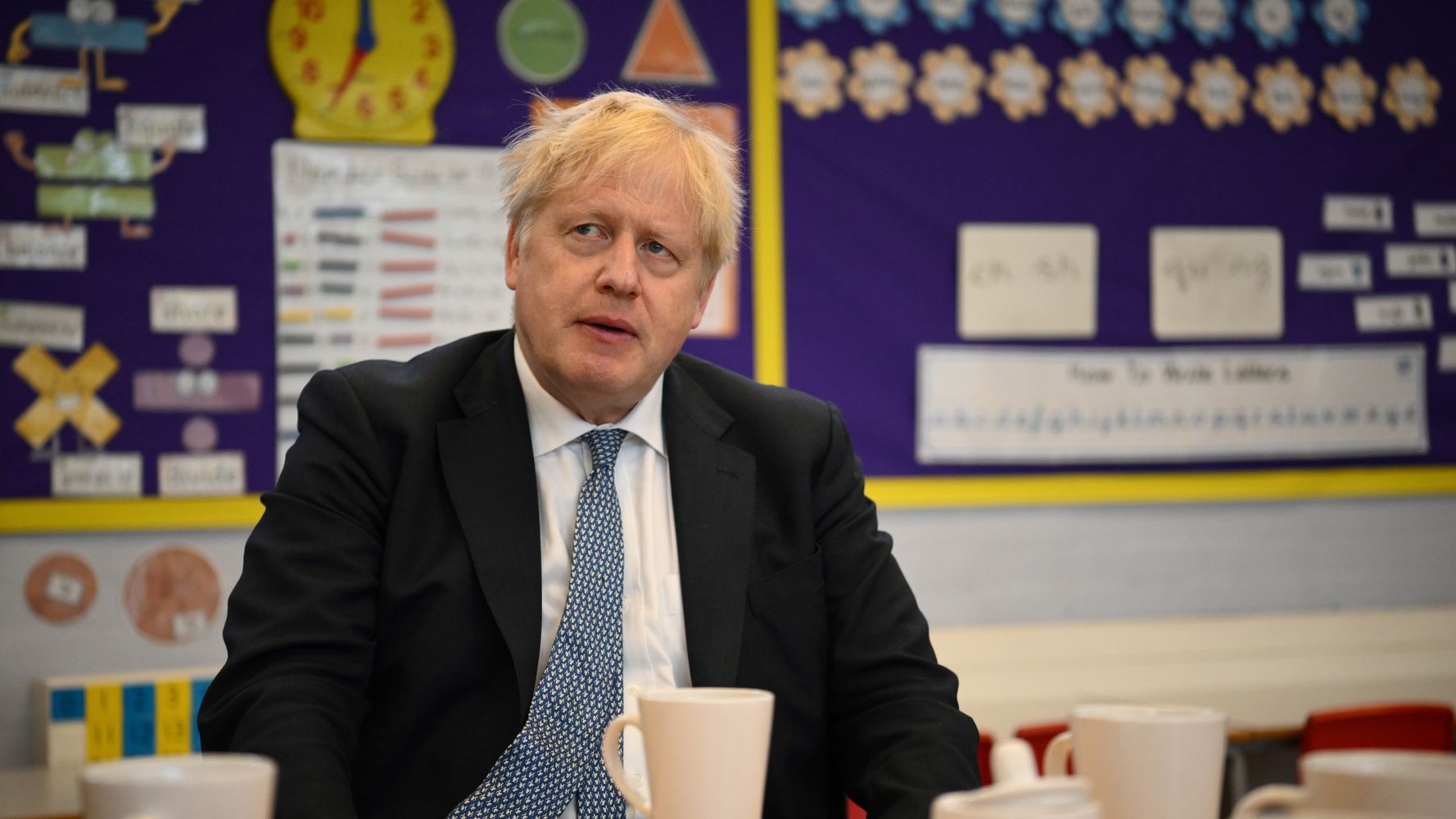 Boris Johnson rejette les appels à démissionner alors que les conservateurs subissent de lourdes pertes lors des élections locales