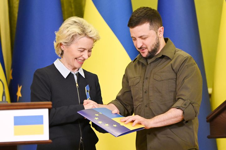 Volodimir Zelenski recibe a Ursula von der Leyen en Kiev, el pasado 8 de abril.