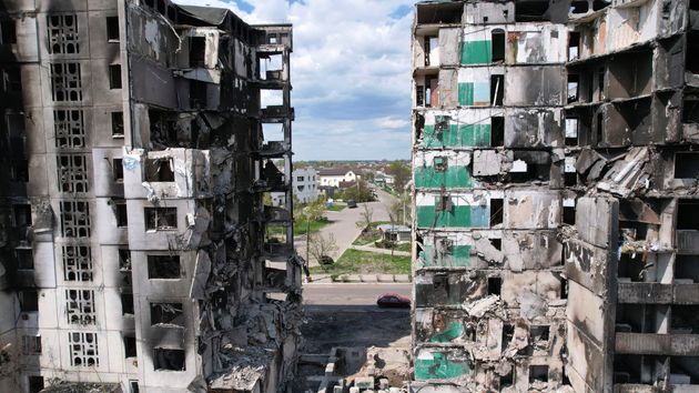 Une barre d'immeuble de Borodionka éventrée par un bombardement (photo prise le 2 mai 2022).