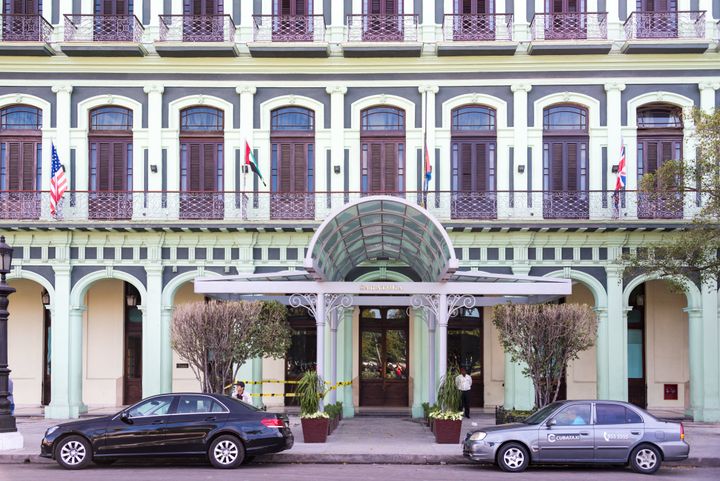 La entrada del Hotel Saratoga, en el Paseo del Prado habanero