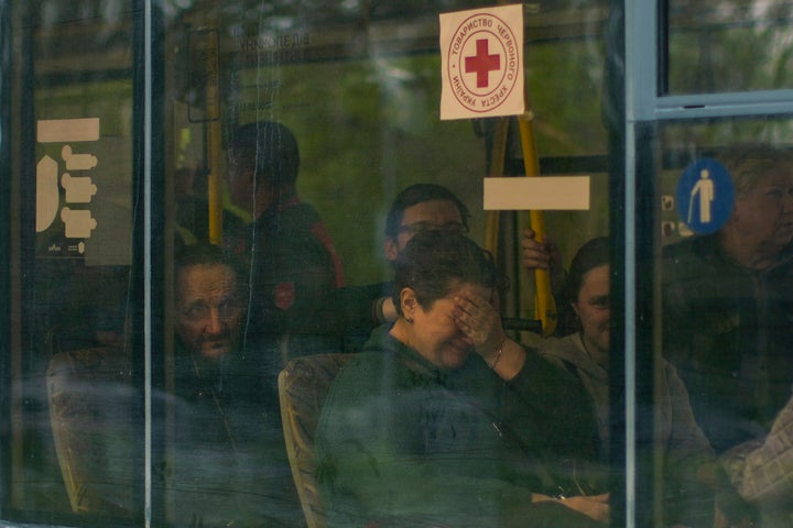 Evacuados emocionados al llegar a Zaporiya.