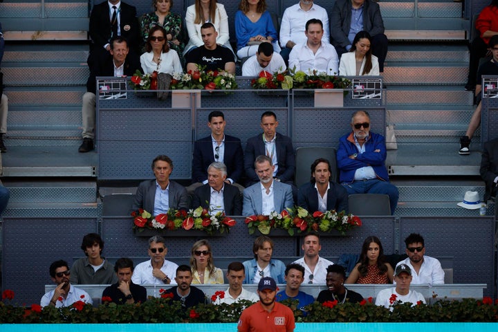 El rey Felipe VI (c), el director del Mutua Madrid Open, Feliciano López (d, centro) y los jugadores del Real Madrid Luka Modric (c, abajo) y Vinícius Jr. (2d), asisten al partido de cuartos de final del Mutua Madrid Open disputado entre los tenistas españoles Carlos Alcaraz y Rafael Nadal, este viernes en la Caja Mágica en Madrid. EFE/ Juanjo Martín