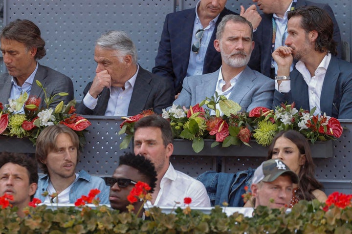 El rey Felipe VI (2d, atrás), el director del Mutua Madrid Open, Feliciano López (d, atrás) y los jugadores del Real Madrid Luka Modric (2i,) y Vinícius Jr. (c), asisten al partido de cuartos de final del Mutua Madrid Open disputado entre los tenistas españoles Carlos Alcaraz y Rafael Nadal, este viernes en la Caja Mágica en Madrid. EFE/ Emilio Naranjo