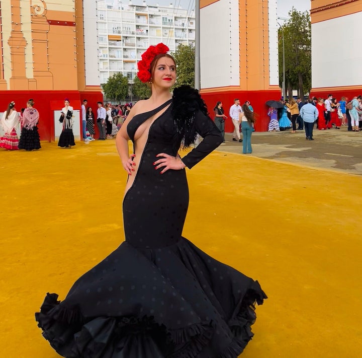 Máriam Gutiérrez con su traje en la Feria de Sevilla.