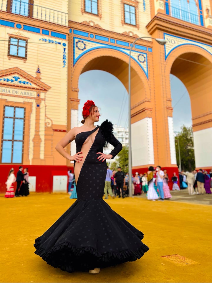 Máriam posando en la Feria con su traje.