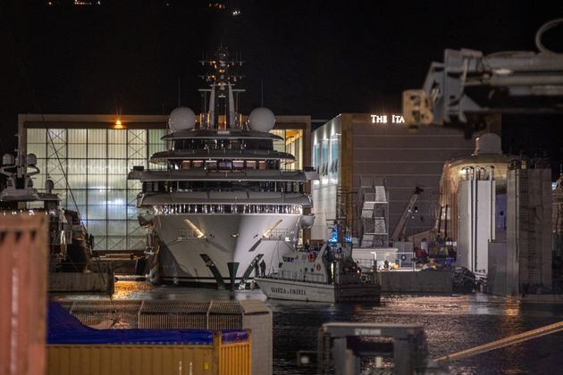 Un bateau de patrouille de la police financière italienne devant le méga yacht de plusieurs millions de dollars