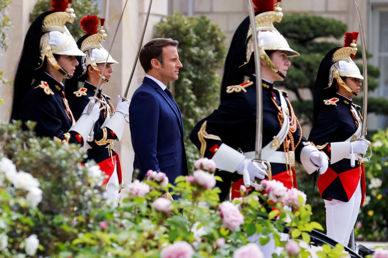 Ο Γάλλος πρόεδρος Εμανουέλ Μακρόν κατά την ανάκρουση του εθνικού ύμνου, στην τελετή ορκωμοσίας στο παλάτι των Ηλυσίων, στο Παρίσι, το Σάββατο 7 Μαΐου 2022.