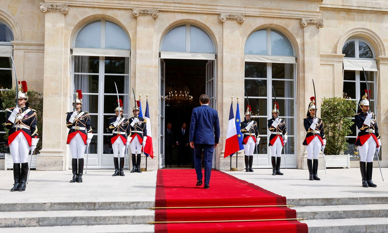 Ο Γάλλος πρόεδρος Εμανουέλ Μακρόν εισέρχεται στο παλάτι των Ηλυσίων για την τελετή ορκωμοσίας, στο Παρίσι, το Σάββατο 7 Μαΐου 2022.