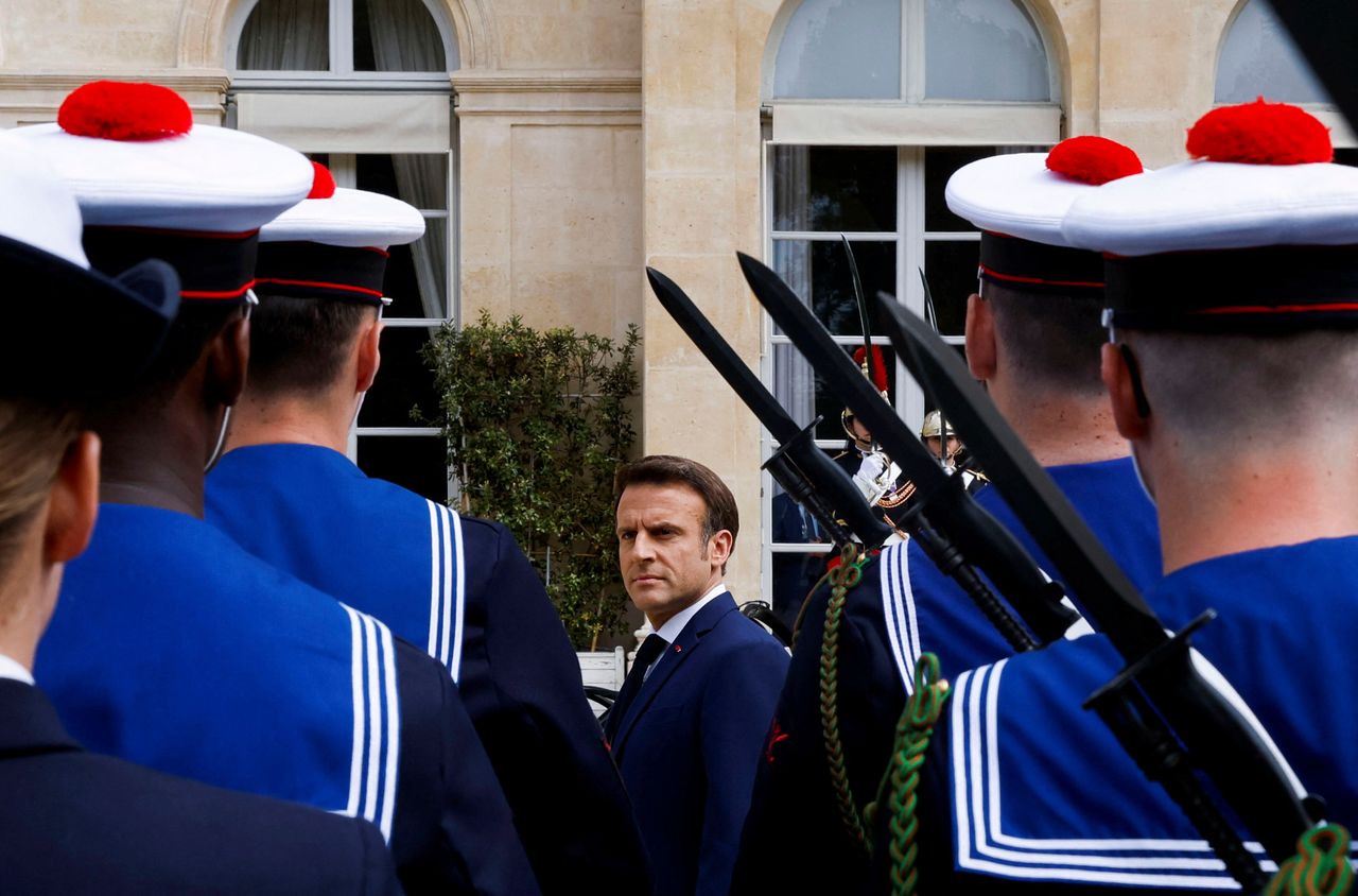 Ο Γάλλος πρόεδρος Εμανουέλ Μακρόν επιθεωρεί στρατιωτικό άγημα κατά τη διάρκεια της ορκωμοσίας, στο παλάτι των Ηλυσίων, στο Παρίσι, το Σάββατο 7 Μαΐου 2022.