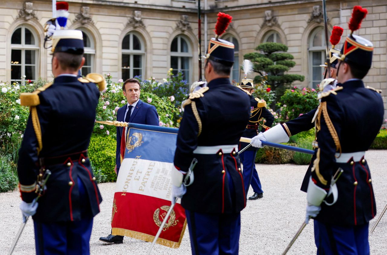 Ο Γάλλος πρόεδρος Εμανουέλ Μακρόν επιθεωρεί στρατιωτικό άγημα κατά την τελετή της ορκωμοσίας, στο παλάτι των Ηλυσίων, στο Παρίσι, το Σάββατο 7 Μαΐου 2022.