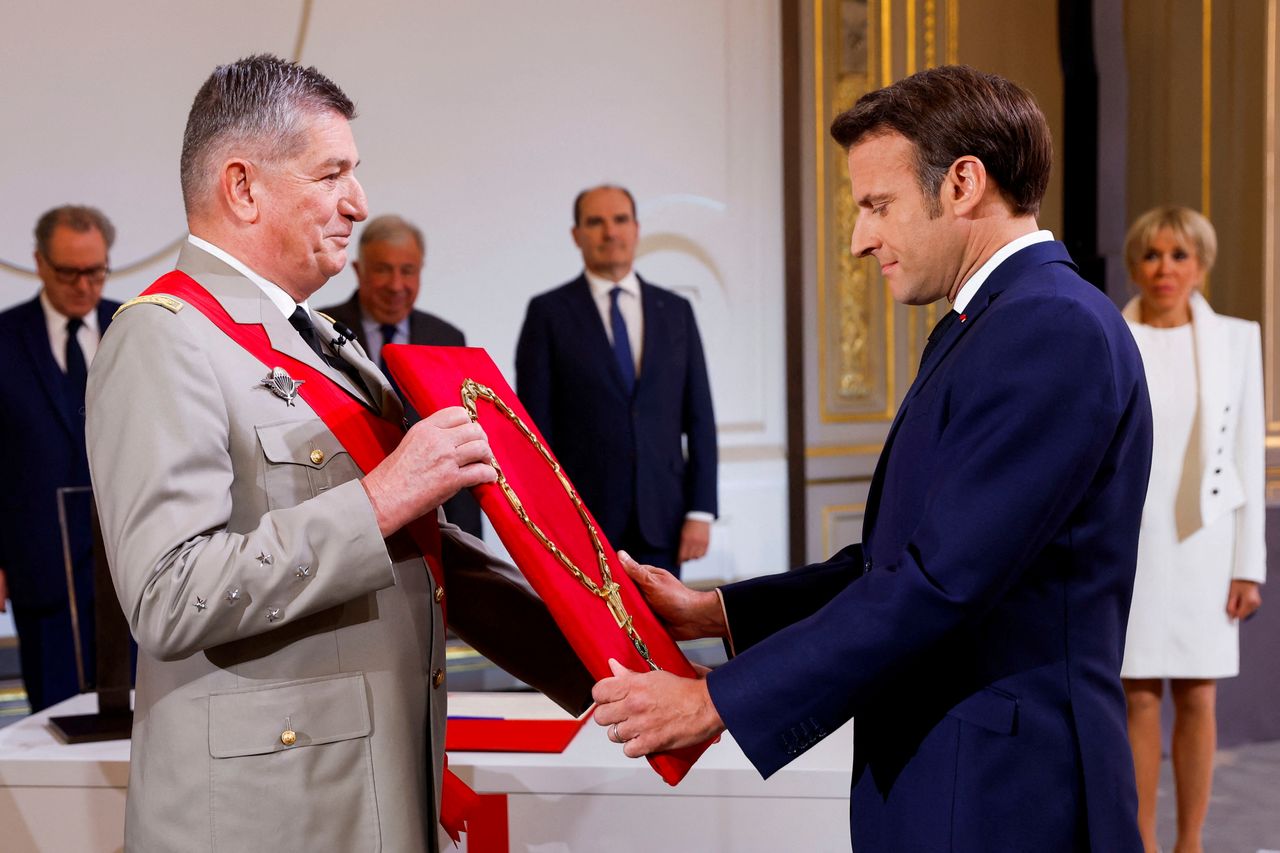 Ο Στρατηγός Μπενουά Πουγκά και ο Γάλλος πρόεδρος Εμανουέλ Μακρόν στην τελετή ορκωμοσίας, στο παλάτι των Ηλυσίων, στο Παρίσι, το Σάββατο 7 Μαΐου 2022.