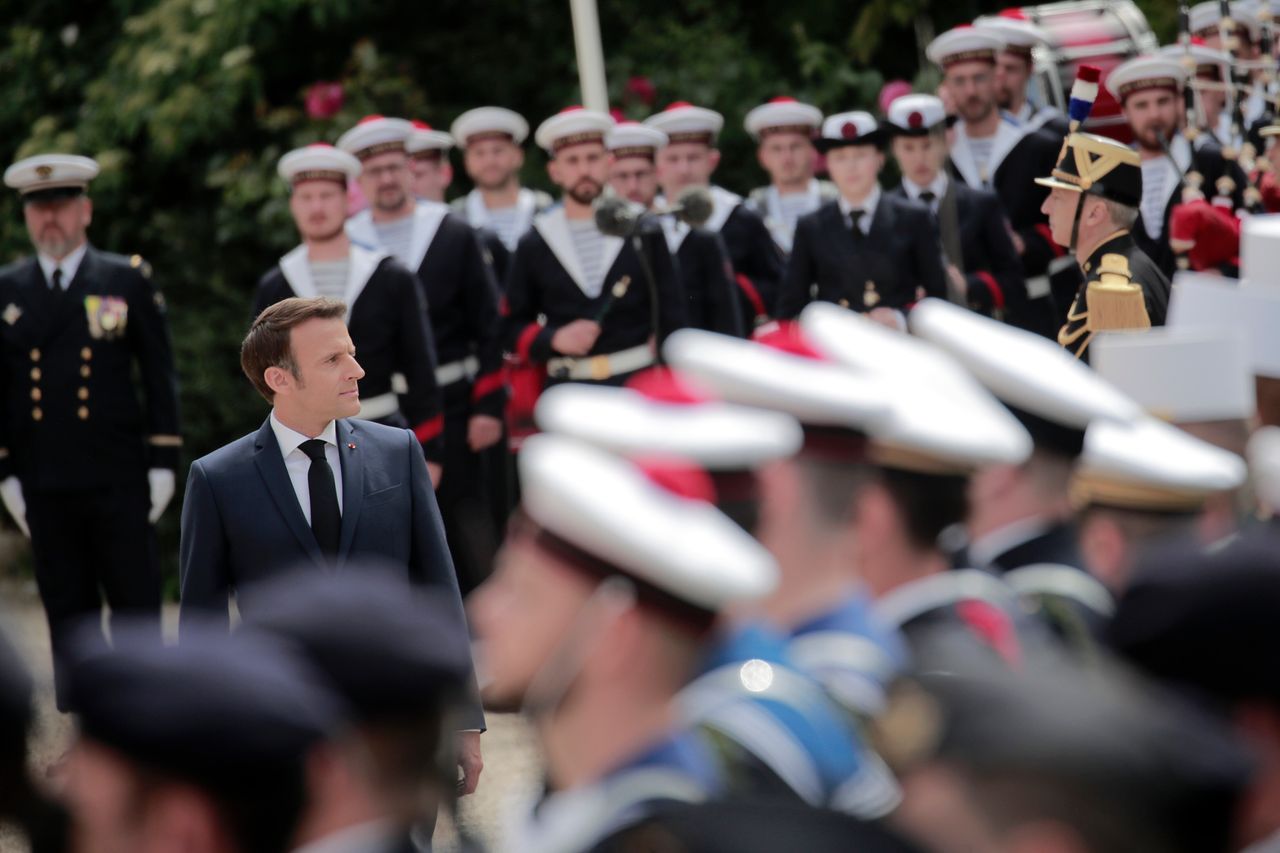 Ο Γάλλος πρόεδρος Εμανουέλ Μακρόν επιθεωρεί στρατιωτικό άγημα κατά την τελετή ορκωμοσίας, στο παλάτι των Ηλυσίων, στο Παρίσι, το Σάββατο 7 Μαΐου 2022.