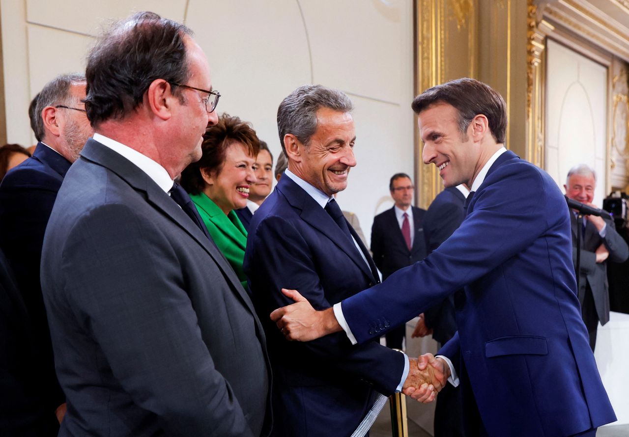 Ο πρώην πρόεδρος της Γαλλίας Φρανσουά Ολάντ, αριστερά, κοιτάζει καθώς ο πρώην πρόεδρος της Γαλλίας Νικολά Σαρκοζί, στο κέντρο, δίνει τα χέρια με τον Γάλλο πρόεδρο Εμανουέλ Μακρόν κατά την τελετή ορκωμοσίας, στο παλάτι των Ηλυσίων, στο Παρίσι, το Σάββατο 7 Μαΐου , 2022.