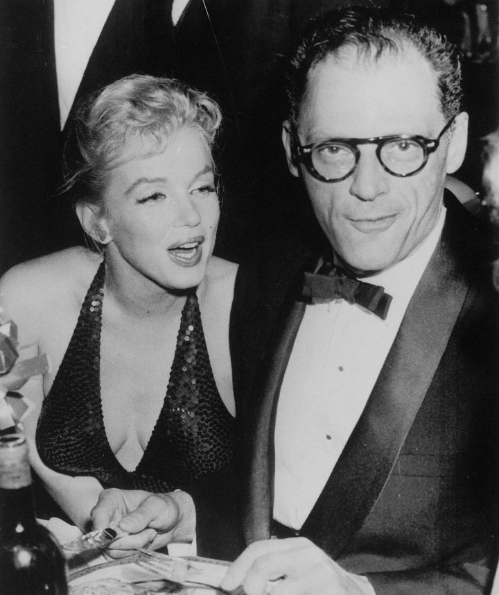 Η Μέριλιν με τον σύζυγο της συγγραφέα Αρθουρ Μίλερ, στο ξενοδοχείο Waldorf Astoria στη Νέα Υόρκη, 12 Απριλίου 1957. (AP Photo/Matty Zimmerman)