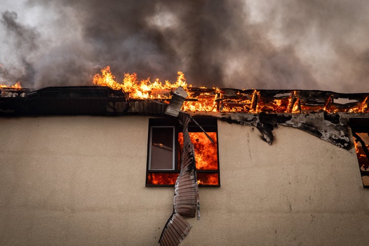 Un bombardeo ruso incendia un edificio en Jarkov.