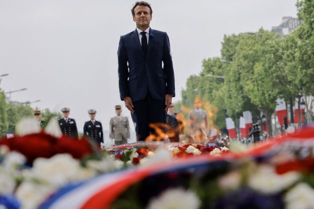 Emmanuel Macron a déposé une gerbe de fleurs sur la tombe du soldat inconnu à l'Arc de Triomphe, dans le cadre des cérémonies marquant la victoire des Alliés contre l'Allemagne nazie et la fin de la Seconde Guerre mondiale en Europe.