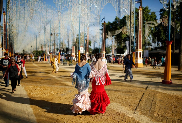 Dos jóvenes en la Feria de Jerez.