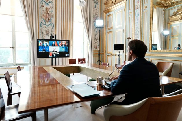 Emmanuel Macron assiste à la réunion en visioconférence du G7 depuis l'Élysée, le 8 mai 2022.