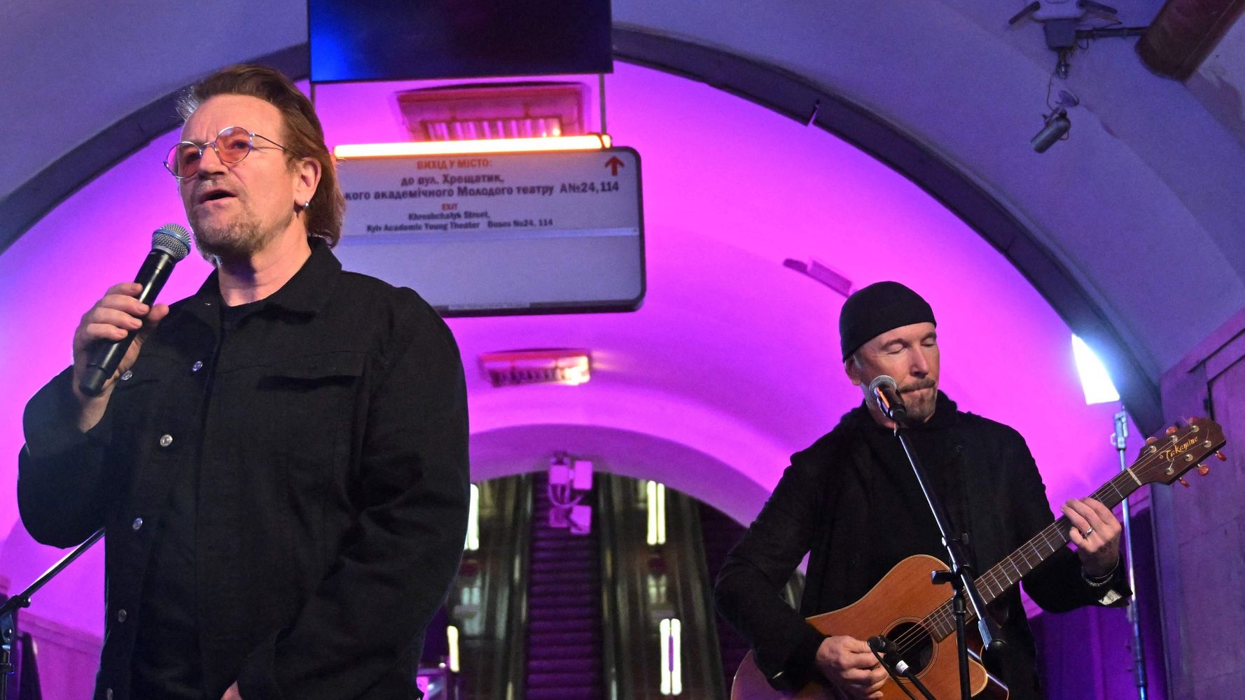 Bono et The Edge de U2 se produisent dans une station de métro à Kiev, en Ukraine