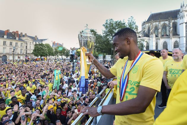 Les joueurs du FC Nantes célébrant leur Coupe de France avec leurs supporters, à Nantes, le 8 mai 2022.