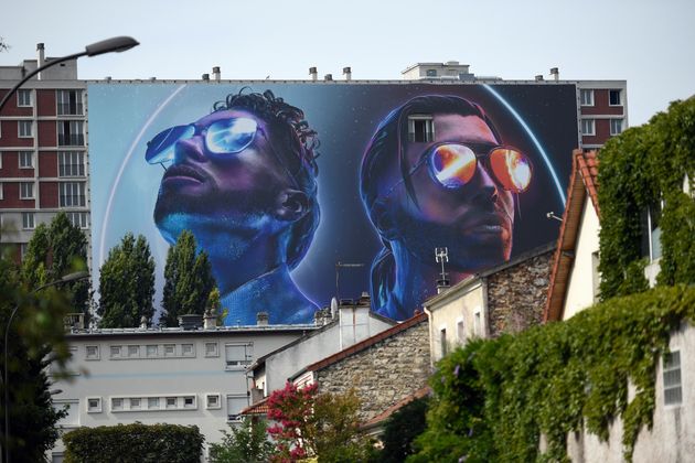 Le 28, août 2019 une banderole géante représentant les deux frères Ademos et N.O.S  du groupe PNL avait été installée sur un immeuble d'un quartier d'Ivry-sur-Seine, où les deux artistes ont passé une partie de leur adolescence.