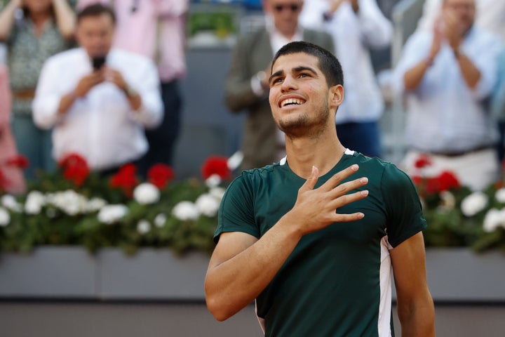 El tenista español Carlos Alcaraz celebra su victoria en la final del Mutua Madrid Open tras derrotar al alemán Alexander Zverev en el encuentro que han disputado este domingo en las instalaciones de la Caja Mágica, en Madrid.