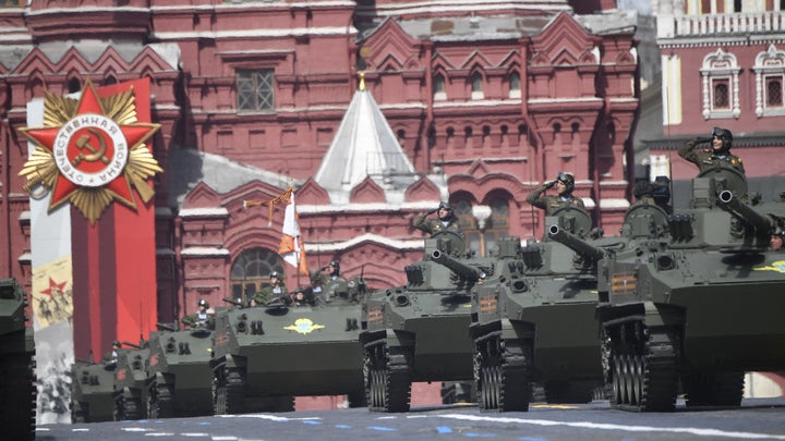 Des militaires russes conduisent des véhicules militaires lors du défilé militaire du jour de la Victoire sur la Place Rouge, dans le centre de Moscou, le 9 mai 2022. 