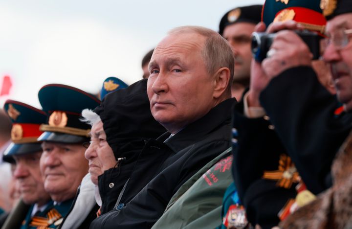 Vladimir Putin, este lunes, presidiendo el desfile del Día de la Victoria en Moscú. 