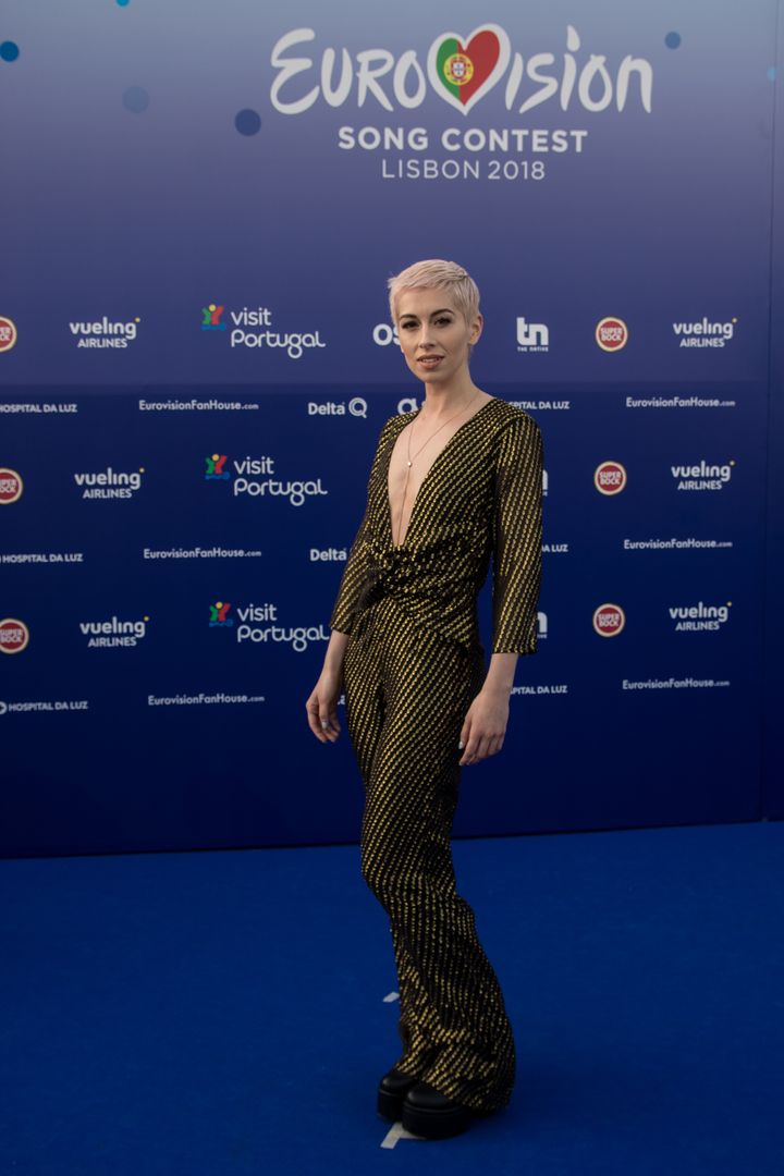 SuRie walking the Eurovision red carpet in 2018