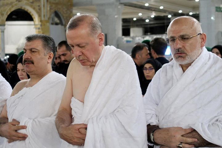 Ο Ταγίπ Ερντογάν πραγματοποιεί πρωινή προσευχή σε τέμενος στη Μέκκα, κατά τη διάρκεια της επίσκεψής του στη Σαουδική Αραβία - 29 Απριλίου 2022 