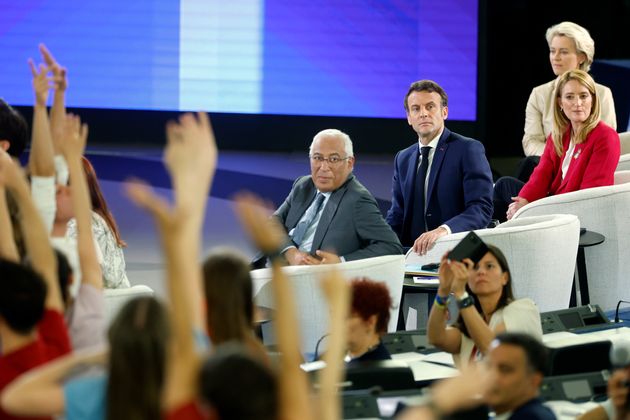 Ursula Von der Leyen, Emmanuel Macron et Roberta Metsola regardent la
