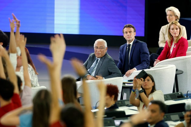 Ursula Von der Leyen, Emmanuel Macron et Roberta Metsola regardent la