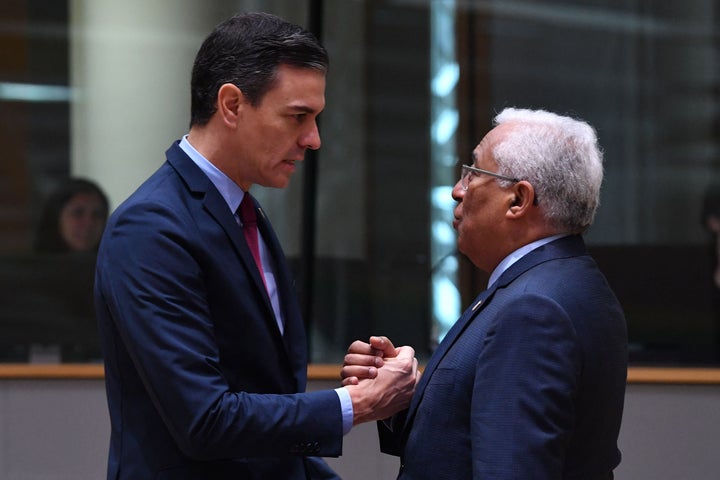 El presidente del Gobierno de España, Pedro Sánchez (i), y el primer ministro portugués, António Costa