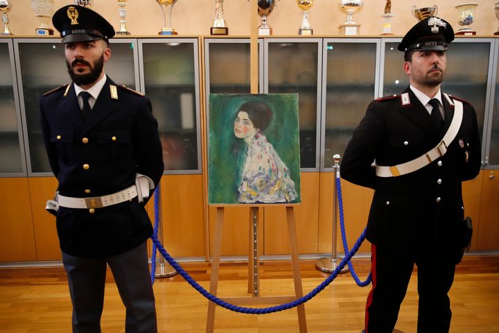 Αστυνομικοί φρουρούν τον πίνακα του Γκούσταβ Κλιμτ, «Πορτρέτο μιας Κυρίας» στην Πιατσέντζα της Ιταλίας. (Φωτογραφία αρχείου)