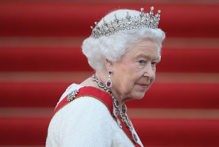 الملكة إليزابيث الثانية تصل إلى مأدبة رسمية على شرفها في 24 يونيو 2015 في برلين.