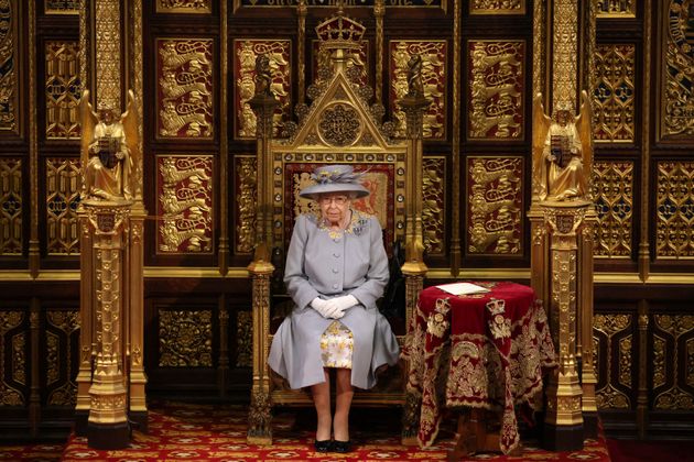 Elizabeth II lors du discours du trône en 2021. En 2022, elle cède sa place à son fils.