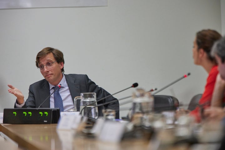 Almeida, cerca de Maestre (a la derecha) en la comisión